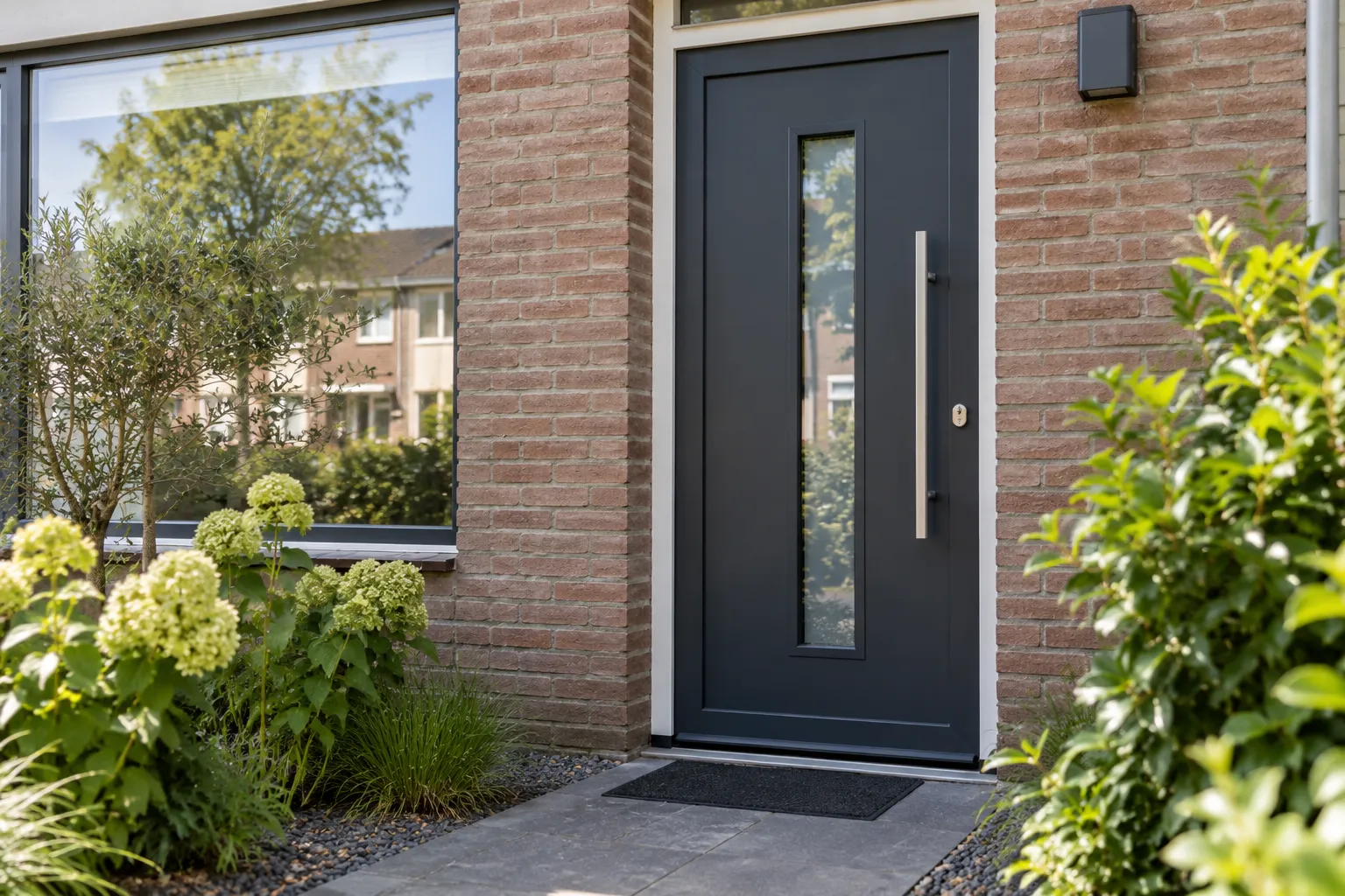 Antraciet kunststof voordeur met smalle glasstrook en rvs-greep
